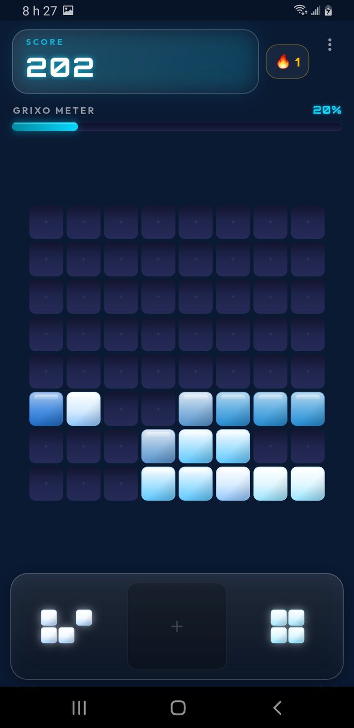 Grixo gameplay early state — empty 8x8 grid with the first tetromino piece appearing